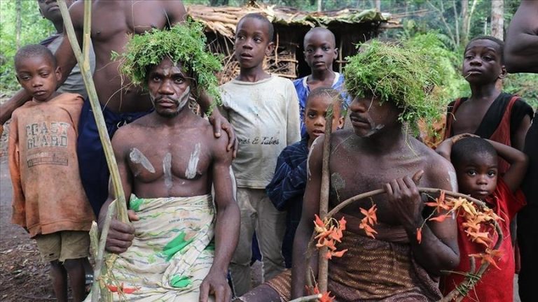 Les Pygmées, l’un des plus anciens peuple d’Afrique, restent fidèles à leur mode de vie millénaire