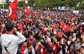 Des centaines de Tunisiens manifestent en soutien au président Saied