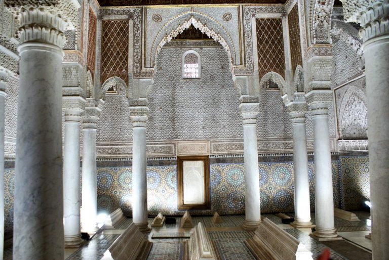 Tombeaux saadiens à marrakech, sépulture royale et tourisme en file indienne