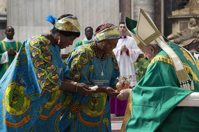 Célébration de la messe en rite zaïrois par le pape, un modèle d’adaptation de la liturgie romaine à la culture locale