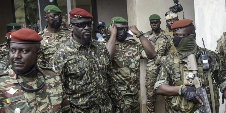 Guinée – Mamadi Doumbouya : un nouveau Moussa Dadis Camara ?
