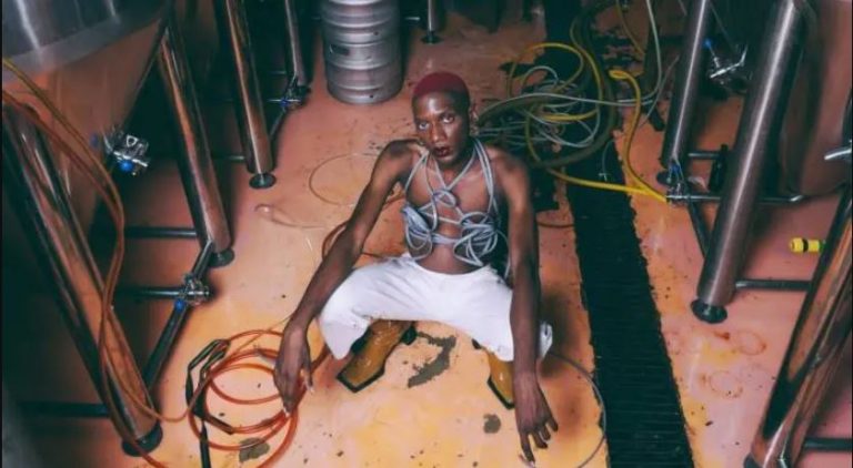 Authentically Plastic sort son premier album chez Hakuna Kulala