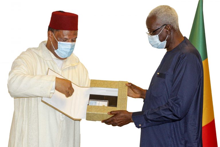 Le Maroc a Remis Au Mali Des Copies Des Manuscrits Anciens Du Savant Ahmed Baba