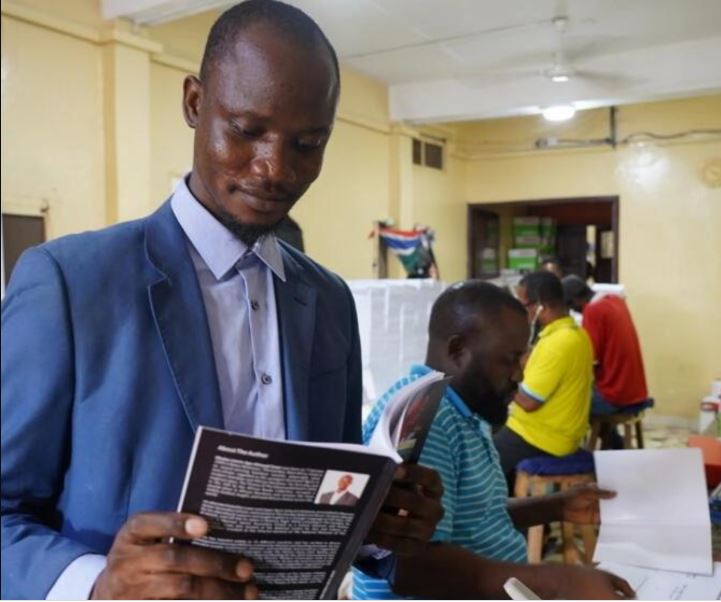 Gambie: Rencontre Avec Modou Lamin Sowe En Marge De La Première Foire Du Livre À Banjul