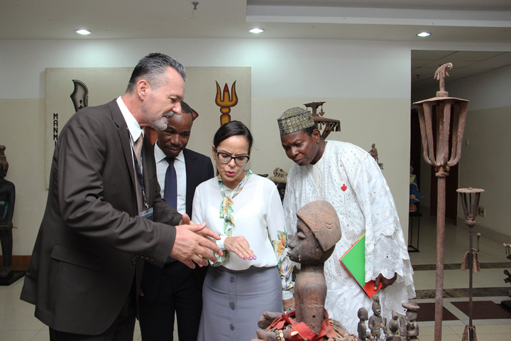 Une Centaine D’Œuvres D’Art De Pays D’Afrique De L’Ouest Exposées À Cotonou
