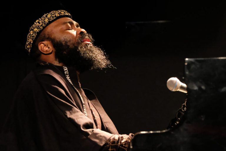 Le Jazzman Sud-Africain Ndudozo Makhathini Laisse Le Public Sur Sa Faim Au New Morning