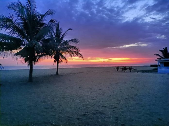 Aného, Sa Plage, Ses Pêcheurs Et Les Guin Mina