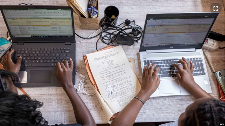 Au Liberia, Apprendre L’Informatique A L’Arrière Du Bus