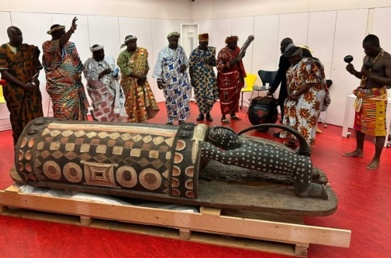 Le Tambour Parleur Djidji Ayôkwé Restitué par la France à la Côte d&rsquo;Ivoire