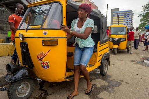 Des Nigérianes deviennent conductrices de Tuk-Tuk électriques
